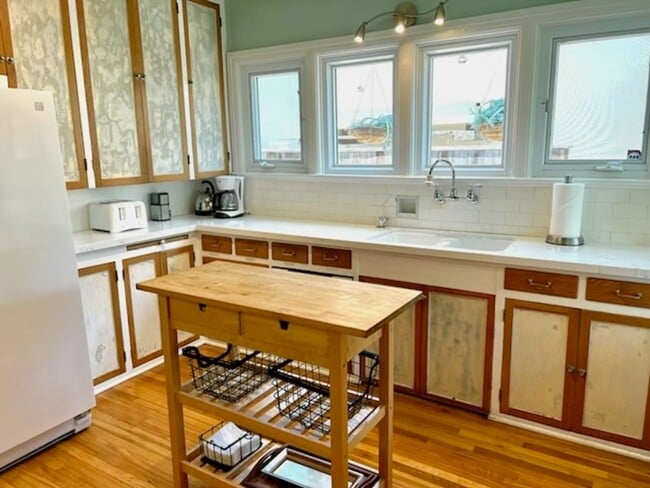 Building Photo - Fully Furnished Tranquil Downtown Home - Available Now!