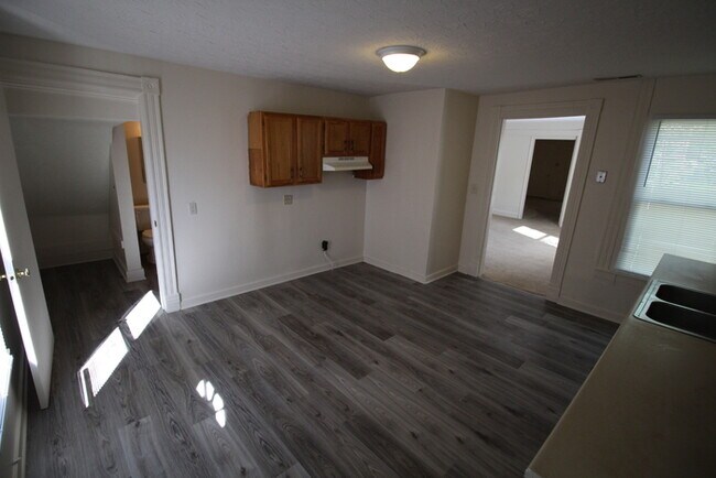 Building Photo - 3 Bedroom unit