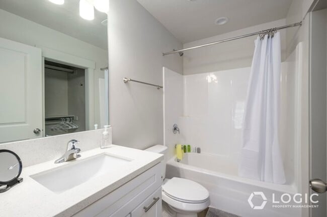 Building Photo - 688 E 500 S