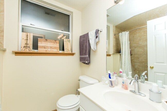 Building Photo - Condo Quality 3Bed/2bath in Wicker Park! In-Unit Laundry! Central Air! Blue Line!