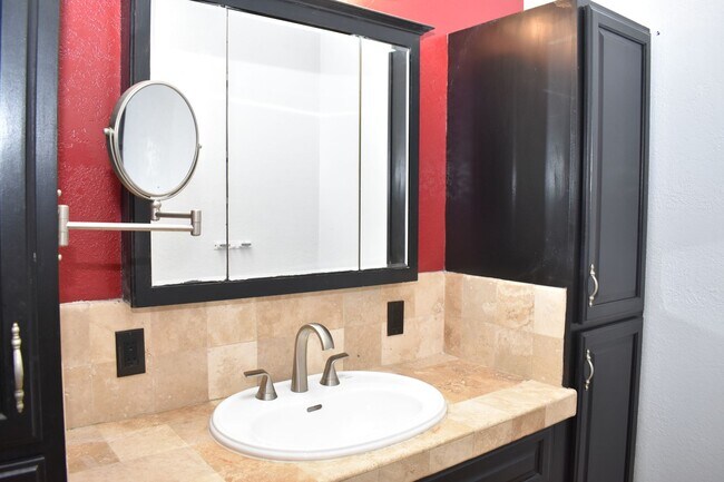 Building Photo - Charming 2-Story, 4 Bd 3 Ba Unit Near Downtown San Diego – 92113