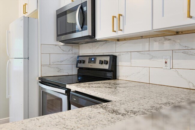 Building Photo - 3500 Briar Bay Blvd