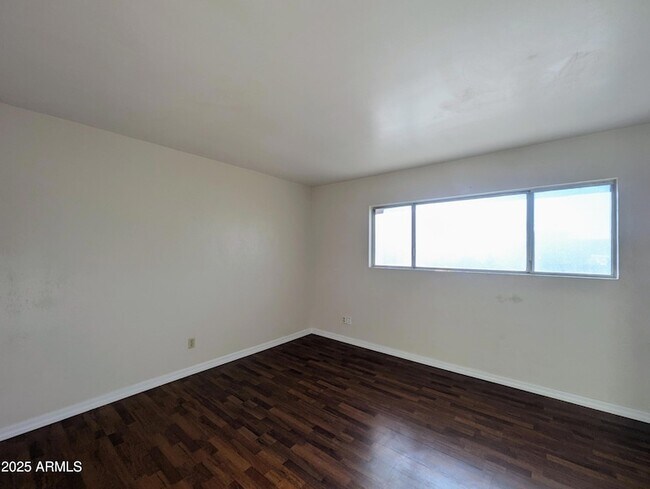 Building Photo - 2233 W Farmdale Ave