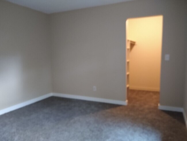 Building Photo - Charming 2 Bedroom 2 Bath w/ Large Yard, 1 Car Garage and Central Air/Heat
