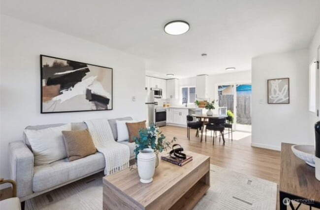 Building Photo - Beautifully Renovated 1 Bed, 1 Bath Home w...