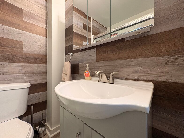 Building Photo - 5807 Hobart St