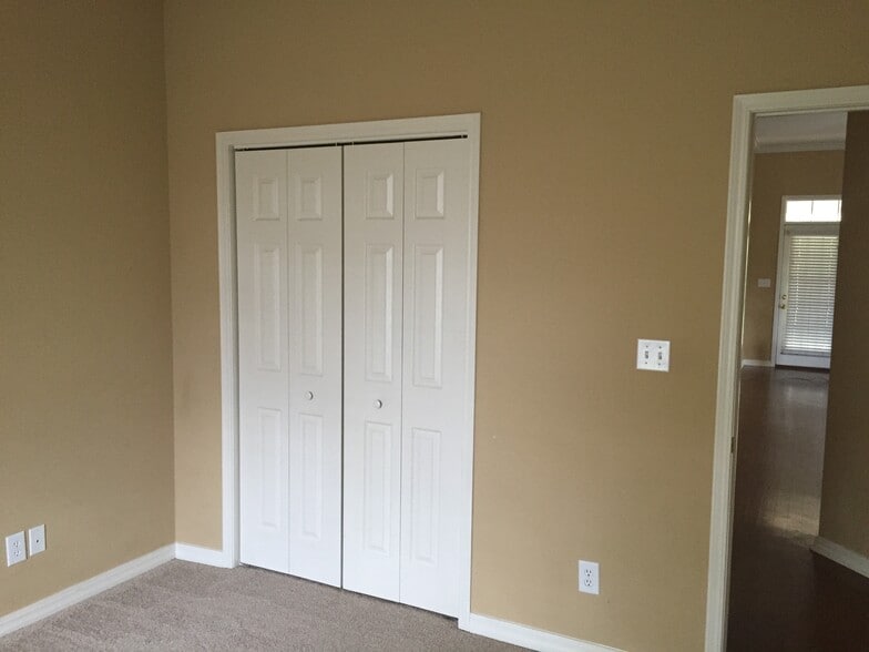 Building Photo - 8004 Laurel Hill Dr