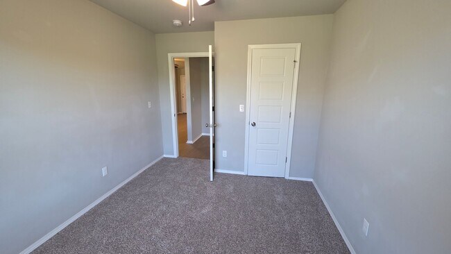 Building Photo - Great newer 3 bed 2 bath duplex.