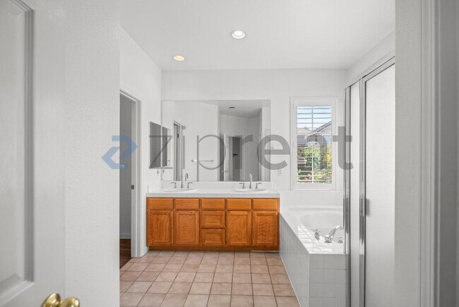 Building Photo - Unit