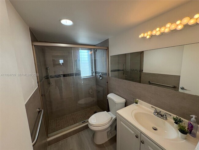 Building Photo - 1340 Lincoln Rd