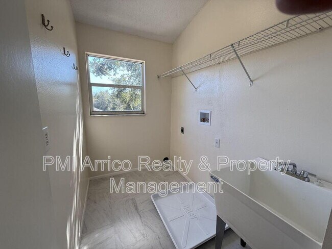 Building Photo - 12653 Longcrest Dr