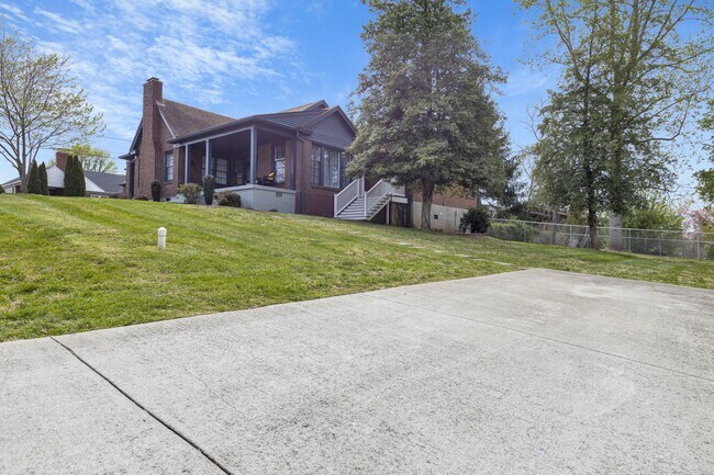 Building Photo - 305 Connell St