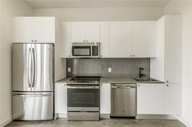 Building Photo - 800 Embassy Dr