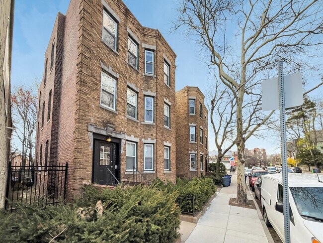 Building Photo - 595 Centre St