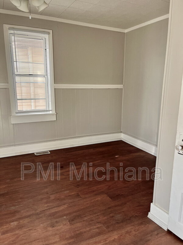 Building Photo - 212 W 9th St