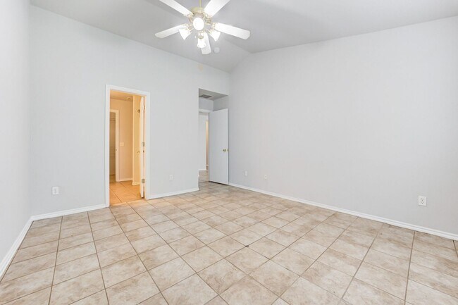 Building Photo - Cute 3BD/2BTH Duplex in Central East Norman!