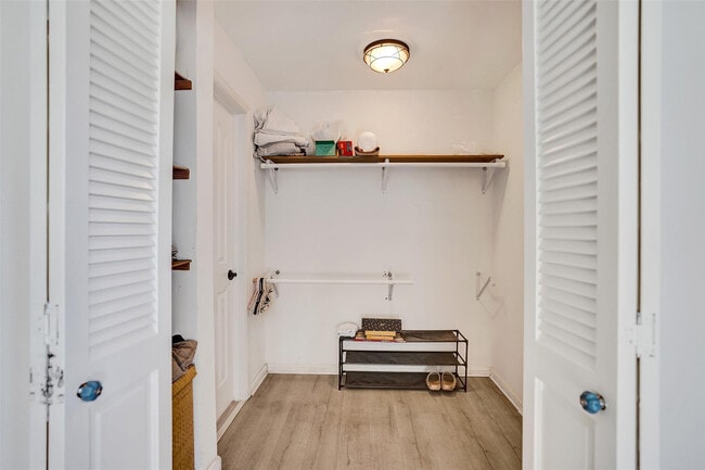 Building Photo - 4840 Greentree Ln