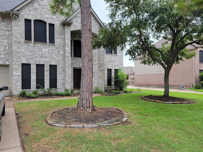 Building Photo - 3715 Pinehurst Dr