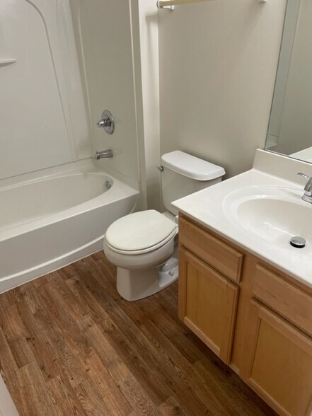 Building Photo - 850 Hidden Ridge Ct