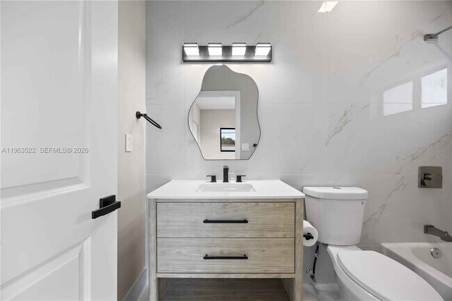 Building Photo - 630 NE 166th St