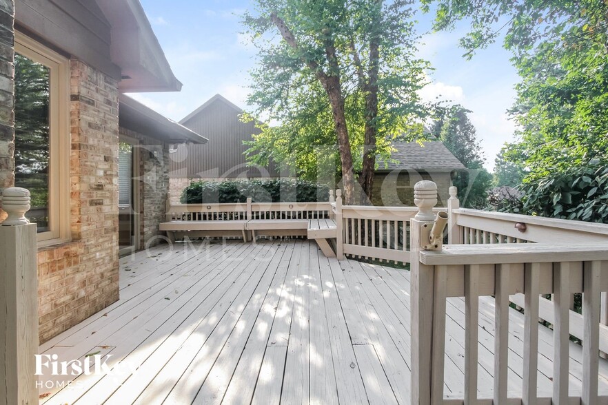 Building Photo - 8535 Spend a Buck Dr