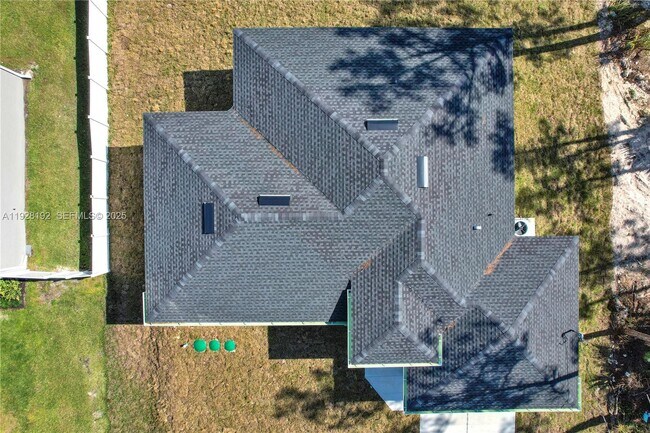 Building Photo - 2910 Flora Ave N