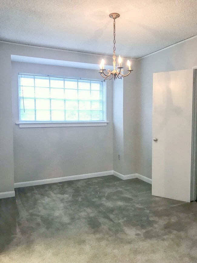 Building Photo - Summerville Townhome with Fully Equipped Kitchen