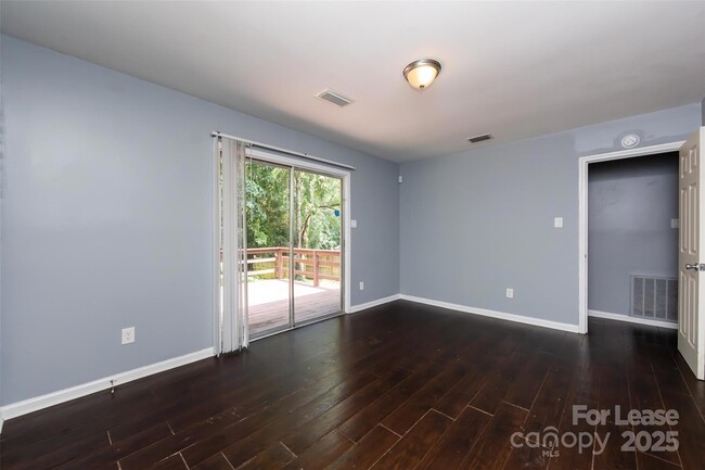 Building Photo - 4713 Belle Plaine Dr