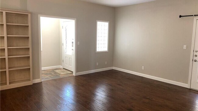 Building Photo - 725 Woodrow Cir