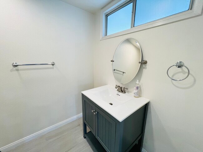 Building Photo - 824 N San Diego Ave