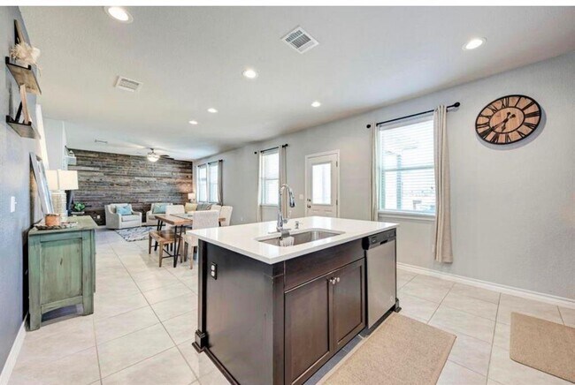 Building Photo - 5817 Daly Dr