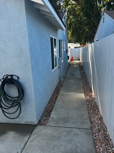 Building Photo - 7814 Lindley Ave