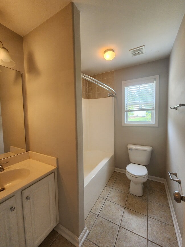 Building Photo - 2240 Lakeside Dr