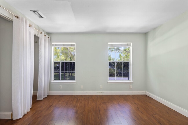 Building Photo - 217 Georgian Park Dr