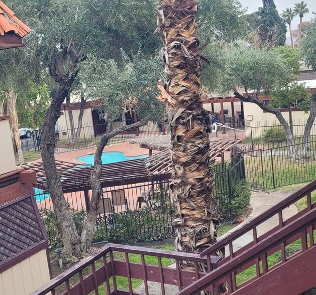 Building Photo - 3152 S Eastern Ave