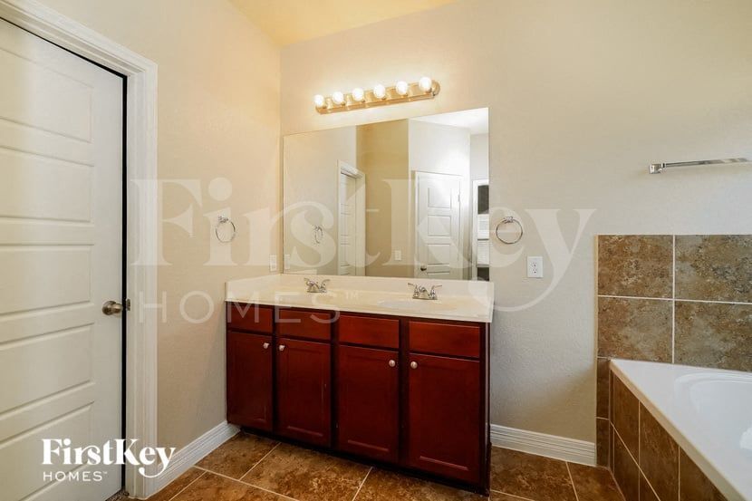 Building Photo - 533 Saddle Vista