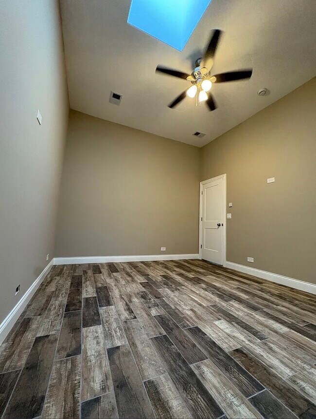 Building Photo - 3301 W Evergreen Ave