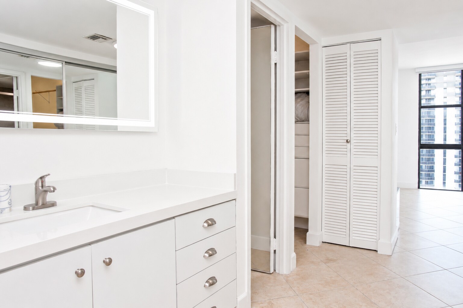 Building Photo - 3675 N Country Club Dr