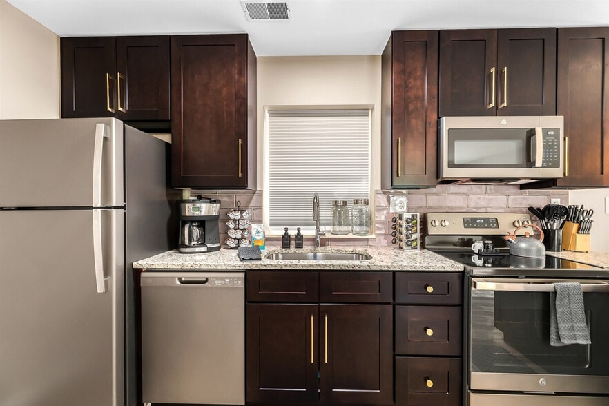 Building Photo - 18443 Sharon Ln