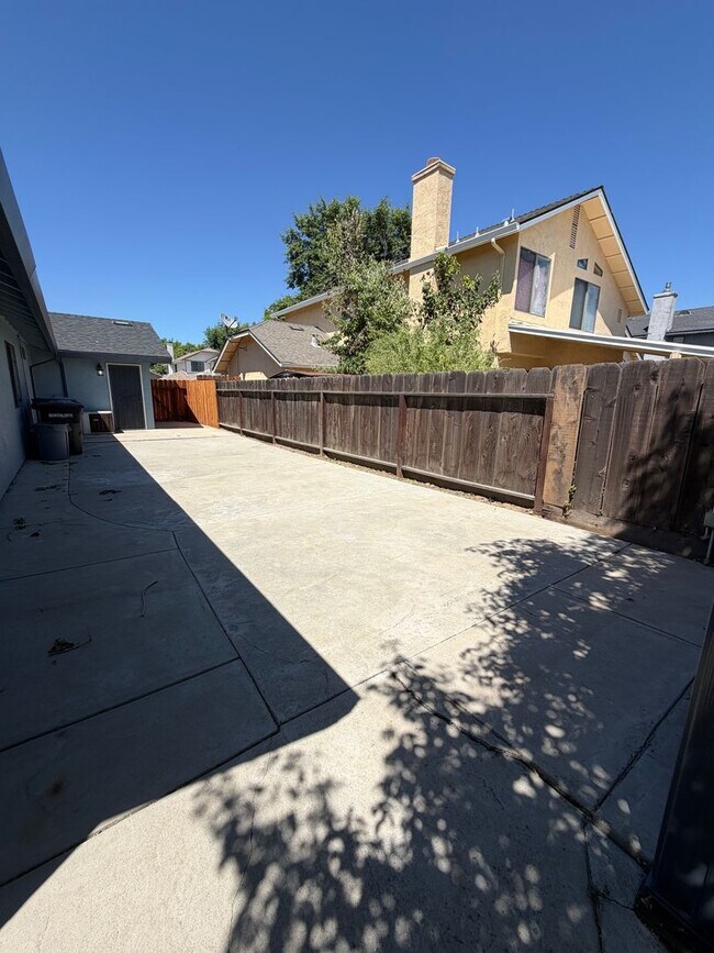 Building Photo - Beautifully Updated 3 Bedroom Home