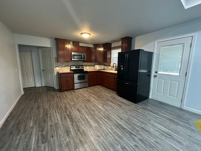 Building Photo - Introducing a charming 3-bedroom, 1.5 bath...