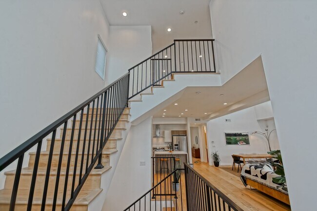 Building Photo - Custom, Modern & Spacious Tri-Level Home w...