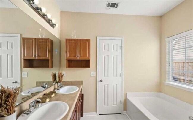 Building Photo - 2162 Capella Cir SW