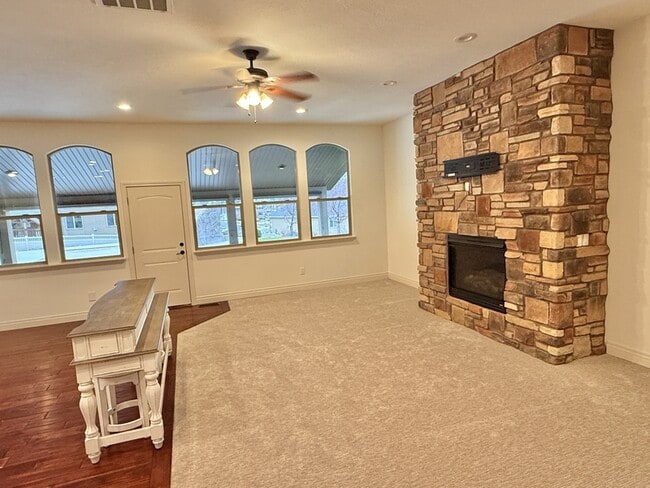 Building Photo - 14328 S Log Home Ln