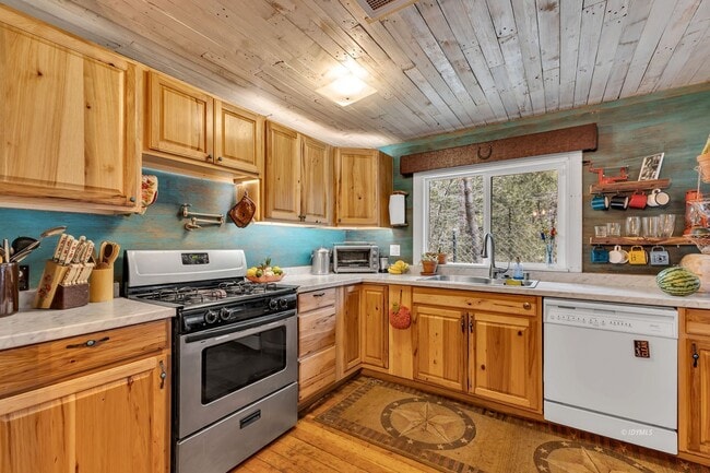 Building Photo - 3 bd 2 ba country cabin close to town