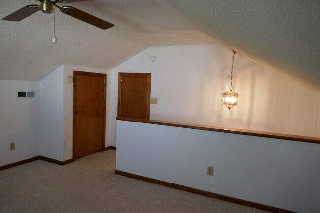 Building Photo - 368 Country Club Rd