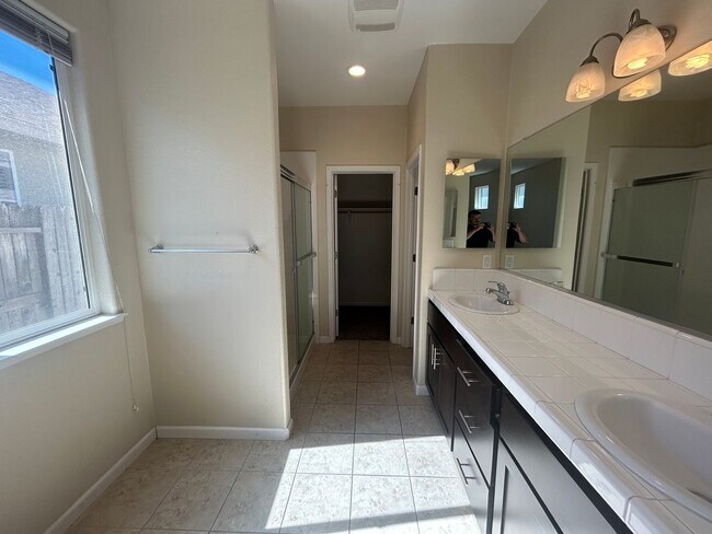 Building Photo - 518 Samuel Way