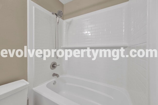 Building Photo - COLLIERVILLE HOME!!