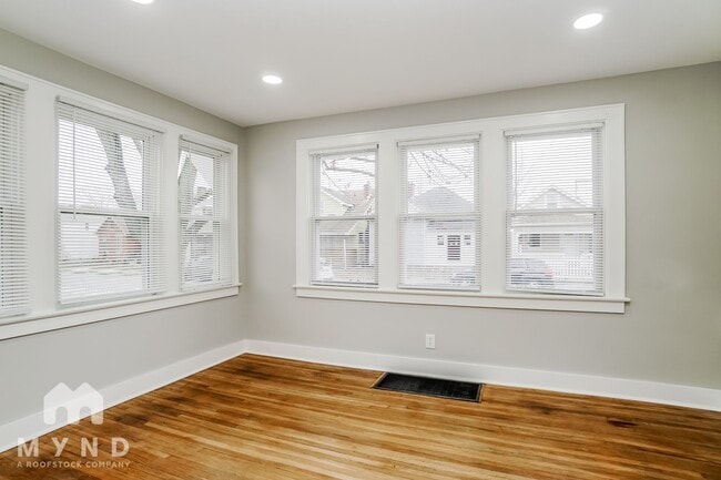 Building Photo - 727 Reinhard Ave