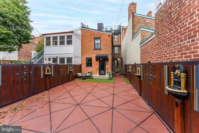 Building Photo - 810 Prince St